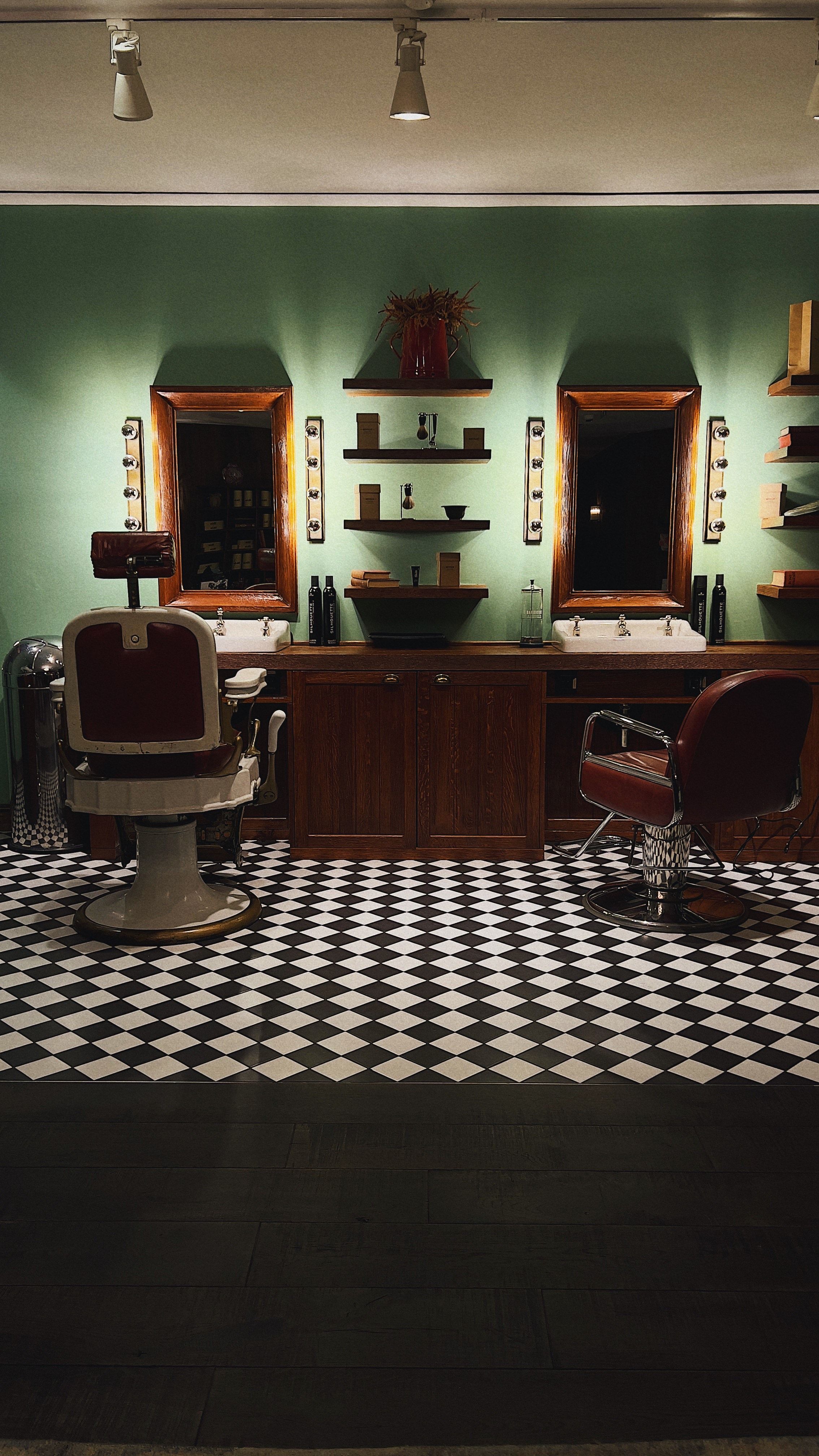 CUTLINE — ciemny, klasyczny barbershop