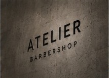 Ściana Atelier z wypukłym znakiem salonu.