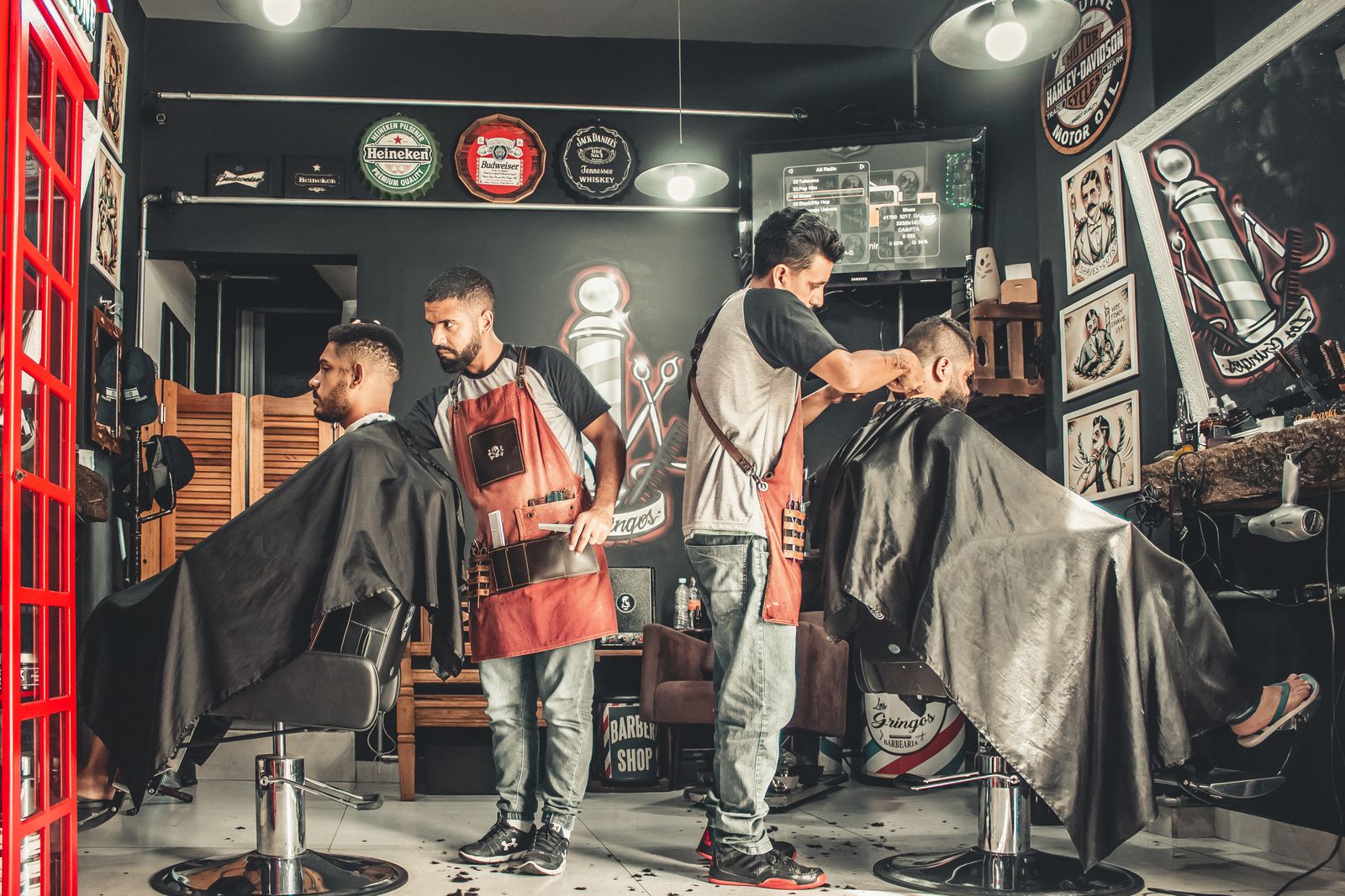 Życie salonu — barberzy przy pracy