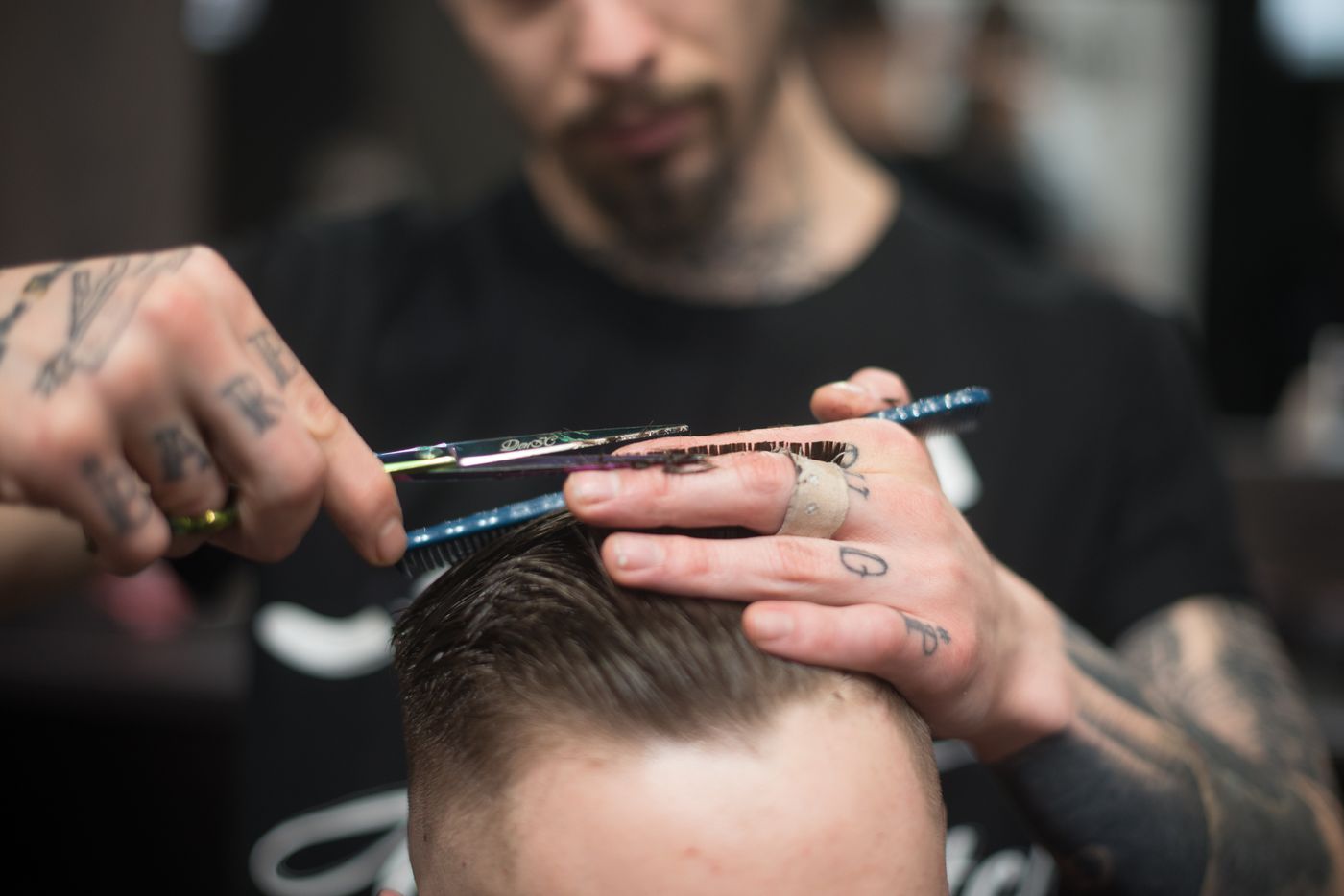 Barber przy precyzyjnym strzyżeniu