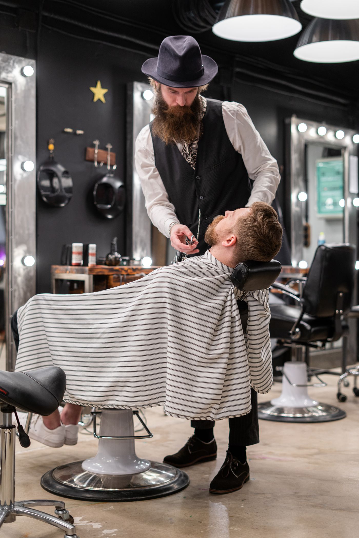 Adam — klasyczny barber przy goleniu i pielęgnacji brody