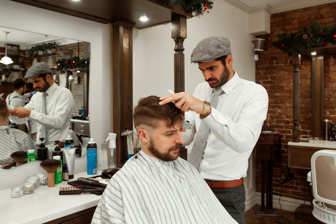 Kuba przy stanowisku — nowoczesne cięcie i styling