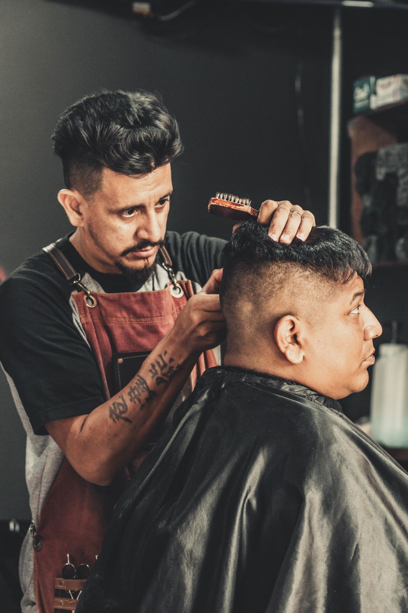 Michał przy pracy — klasyczne strzyżenie i skin fade w salonie CUTLINE